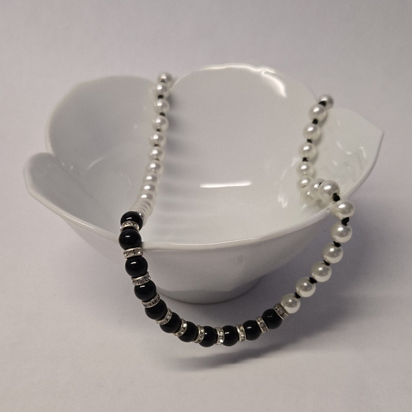 🌷3/$25 Elegant Faux Pearl and Onyx Necklace - Picture 6 of 6